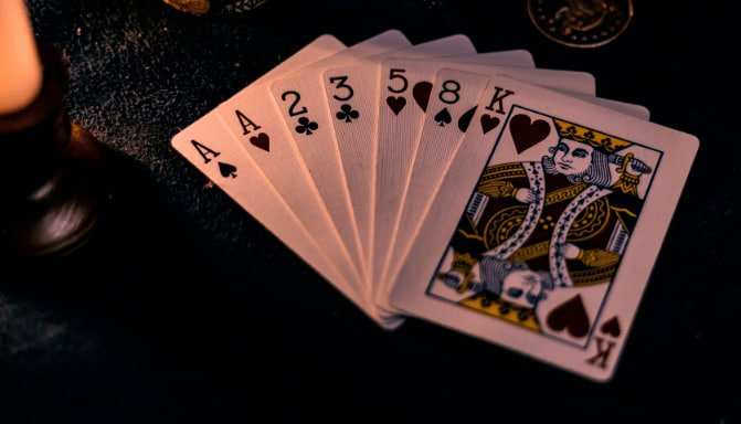 Dealer kasino langsung melayani pemain dalam kamera live casino